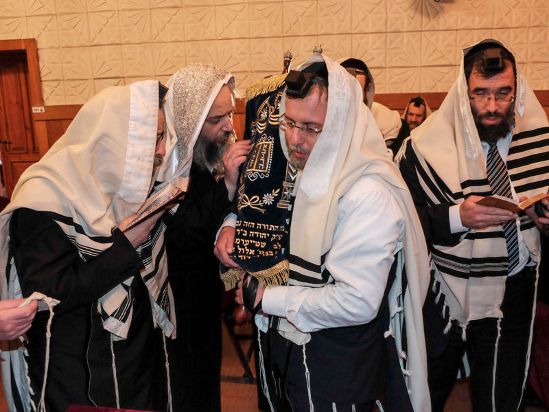 מנהגי הוצאת ספר תורה